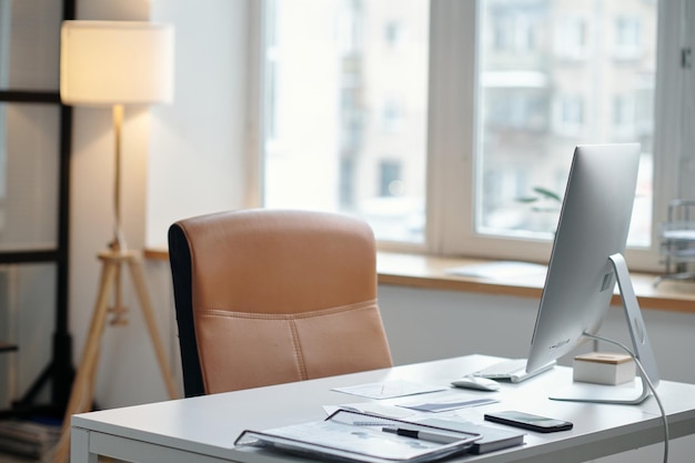 Bureau de travail avec ordinateur