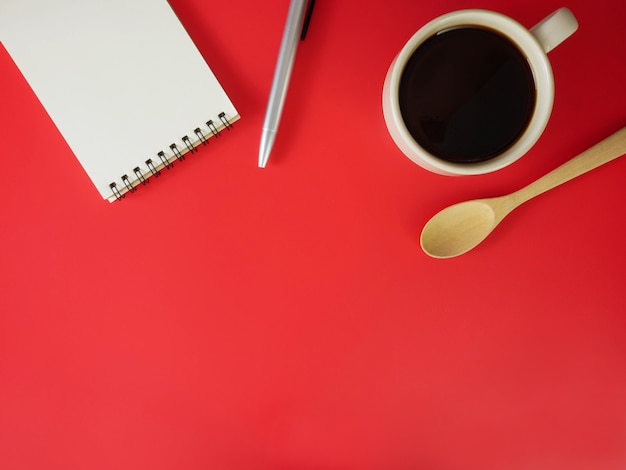 Bureau de travail plat et une tasse de café avec espace copie