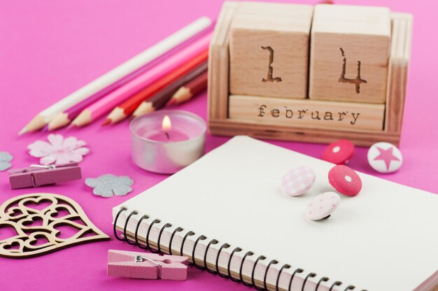 Bureau de travail rose avec des objets de la Saint-Valentin