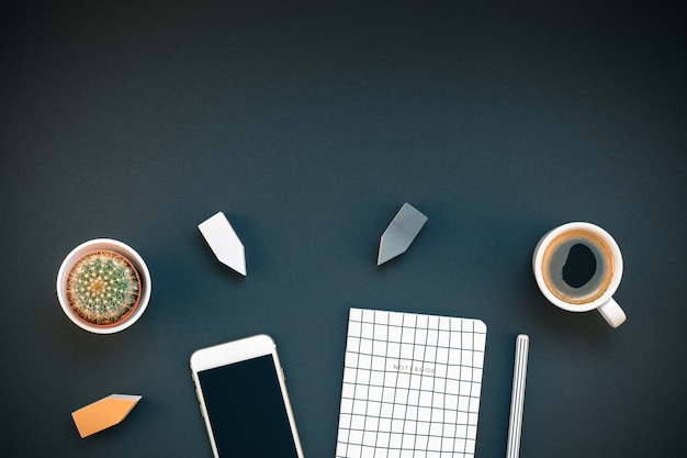 Bureau de travail avec smartphone et tasse à café