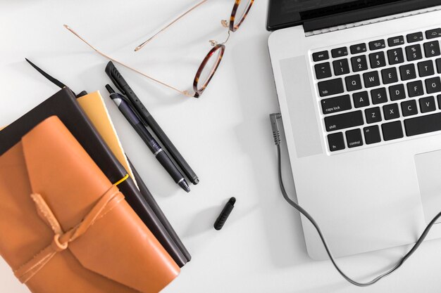 bureau de vue supérieure avec des lunettes d'ordinateur portable