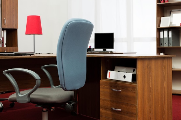 Bureaux et chaise bleue