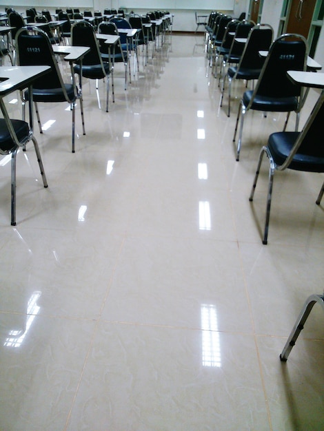 Photo des bureaux vides avec des chaises dans la salle de classe