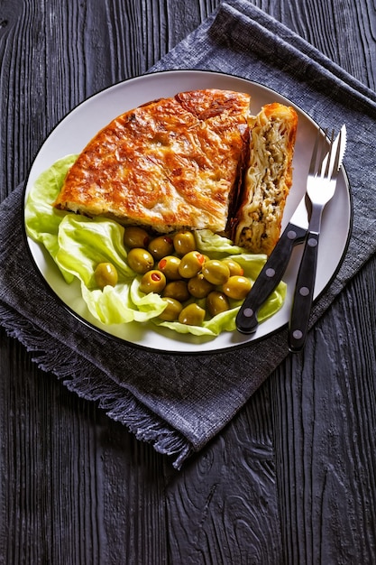 Burek est une tarte croustillante fourrée à la viande