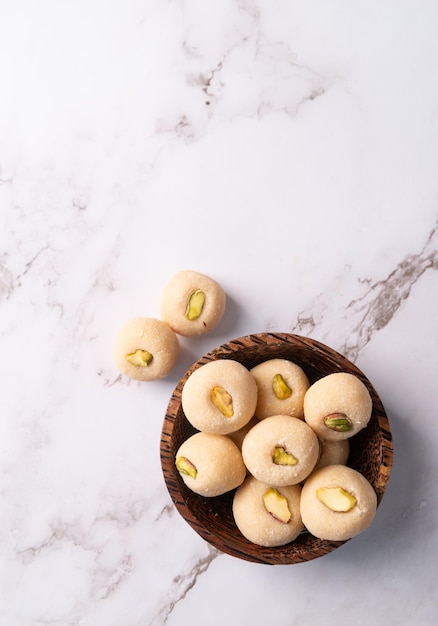 Burfi de bonbons indiens traditionnels sur fond de marbre