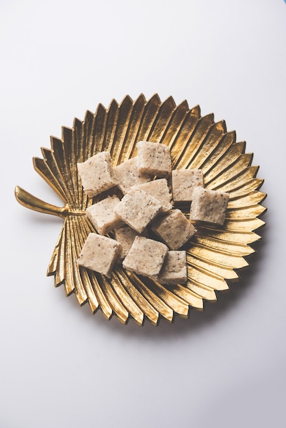 Le burfi à la noix de coco ou Nariyal Barfi est un gâteau sucré servi dans une assiette de mise au point sélective