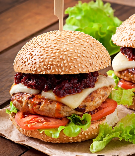 Burger américain au poulet et bacon, sauce barbecue maison