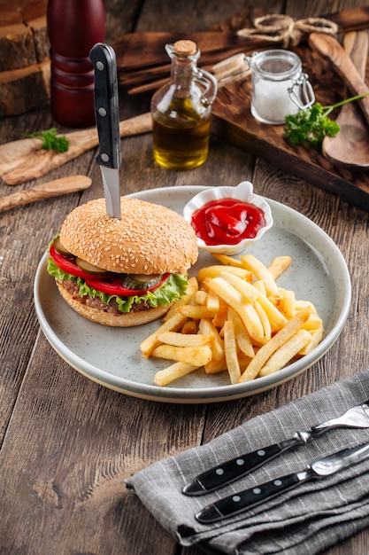 Burger américain classique avec frites et ketchup