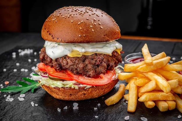 Un burger américain avec des pommes de terre frites