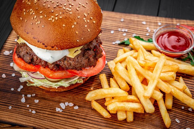 Un burger américain avec des pommes de terre frites