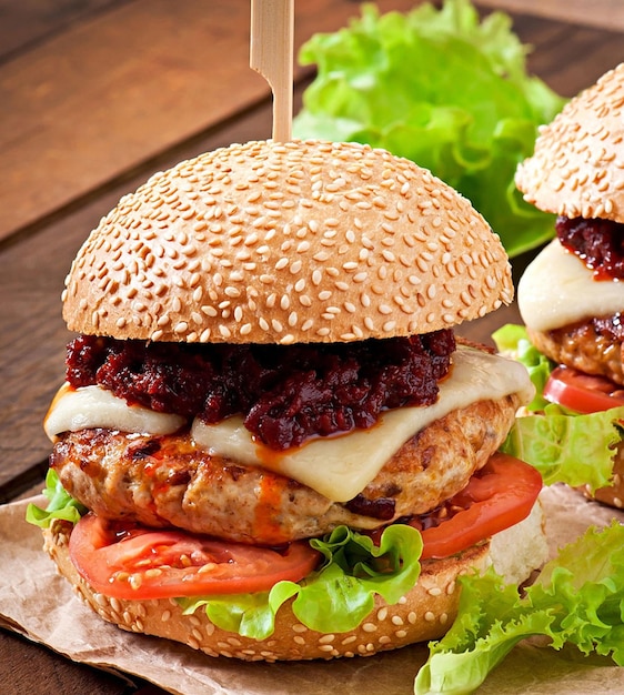 Burger américain avec poulet et bacon sauce barbecue faite maison
