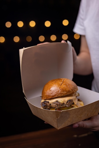 Photo burger appétissant avec escalope, fromage et légumes