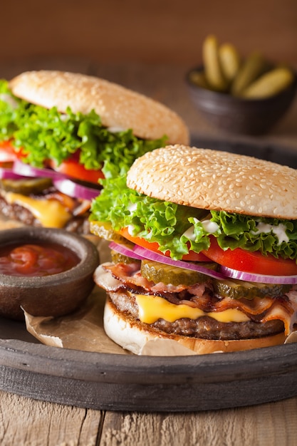 Burger au bacon et aux cornichons tomate oignon