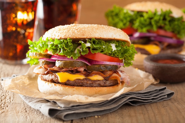 Burger au bacon et aux cornichons, tomate et oignon