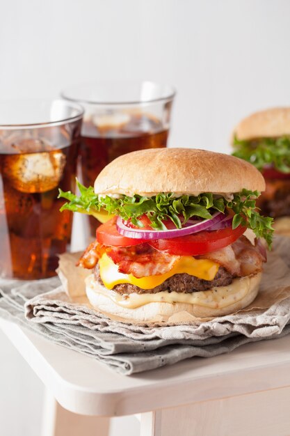 Burger au bacon et oignons tomates au boeuf