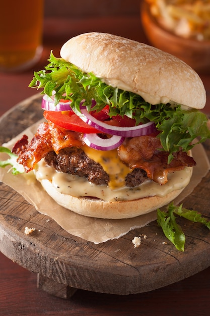 Burger au bacon et oignons tomates au boeuf