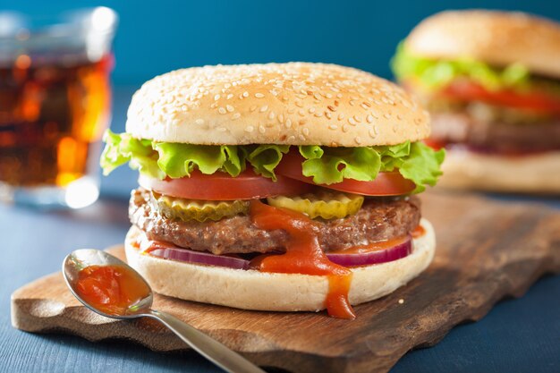 Burger au bœuf galette de laitue oignon tomate ketchup