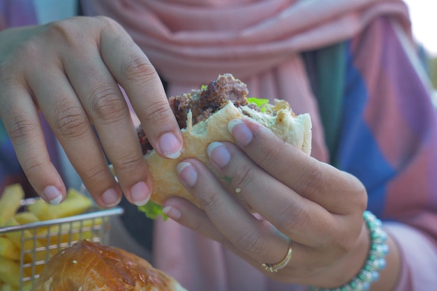 Burger au bœuf à moitié mangé à portée de main