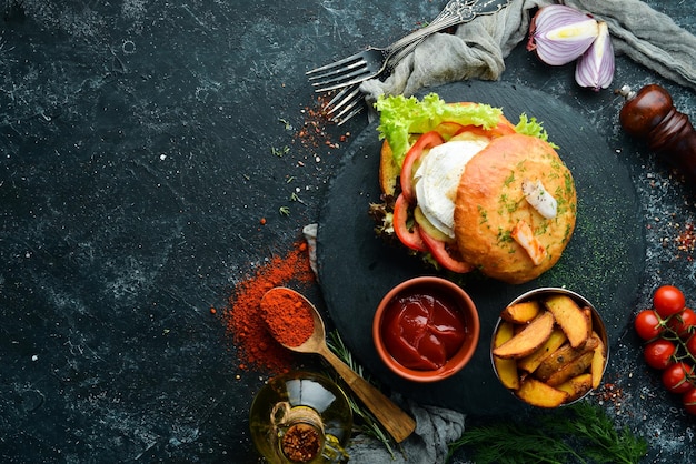 Burger au camembert et viande frites et ketchup Vue de dessus espace libre pour votre texte Style rustique