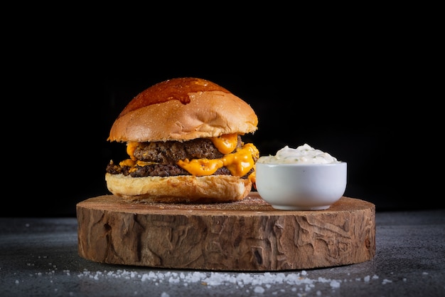 Burger au fromage cheddar et sauce à l'ail