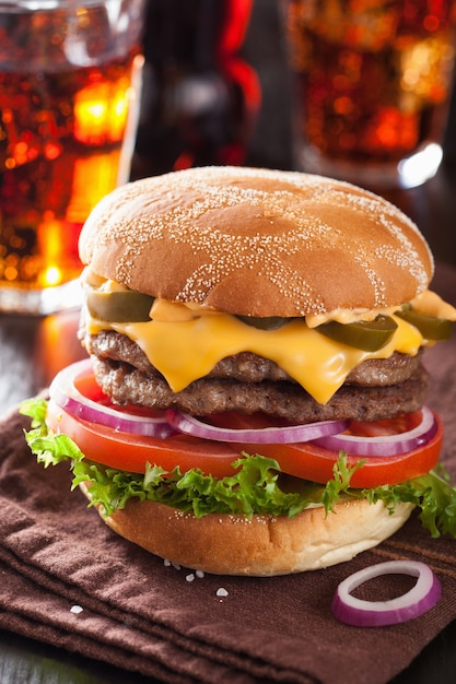 Burger au fromage double avec jalapeño, tomate et oignon