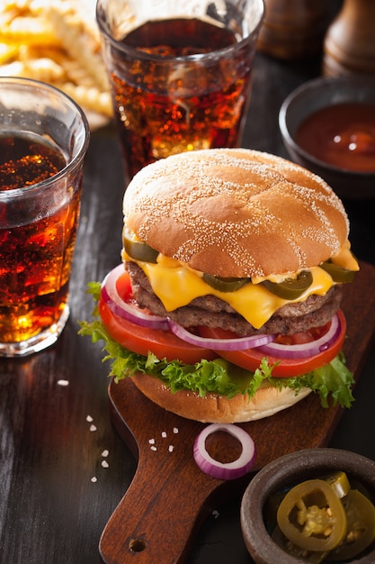 Burger au fromage double avec jalapeño, tomate et oignon