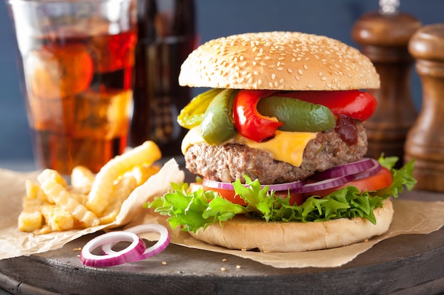 Burger au fromage fait maison avec oignons tomates poivrons