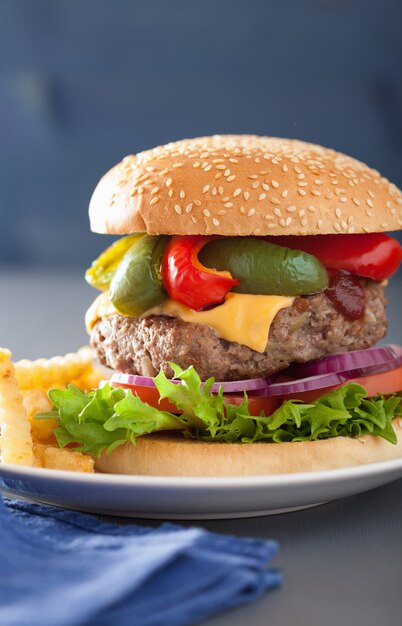 Burger au fromage Homedade avec poivrons, tomates et oignons