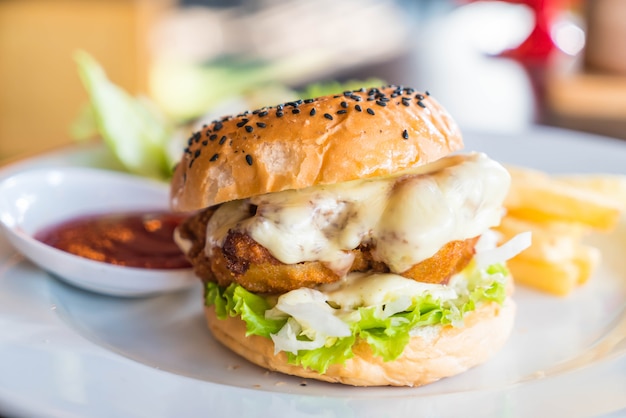 burger au poulet frit avec du fromage