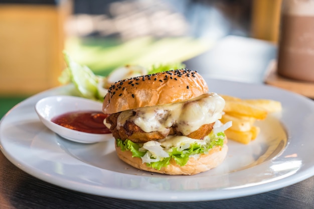 burger au poulet frit avec du fromage