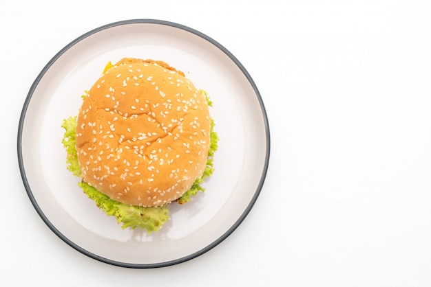 burger au poulet frit isolé sur fond blanc