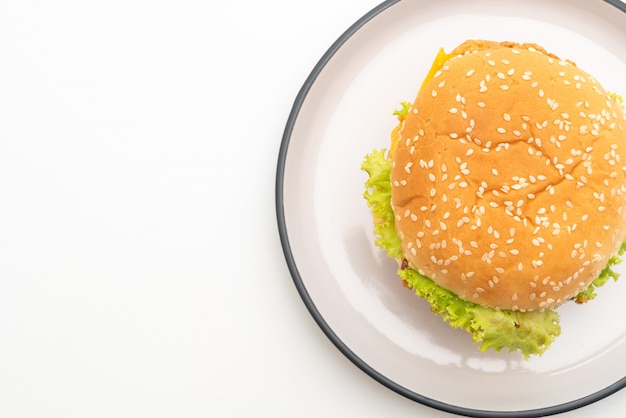 burger au poulet frit isolé sur fond blanc