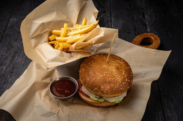 burger au poulet, fromage et laitue