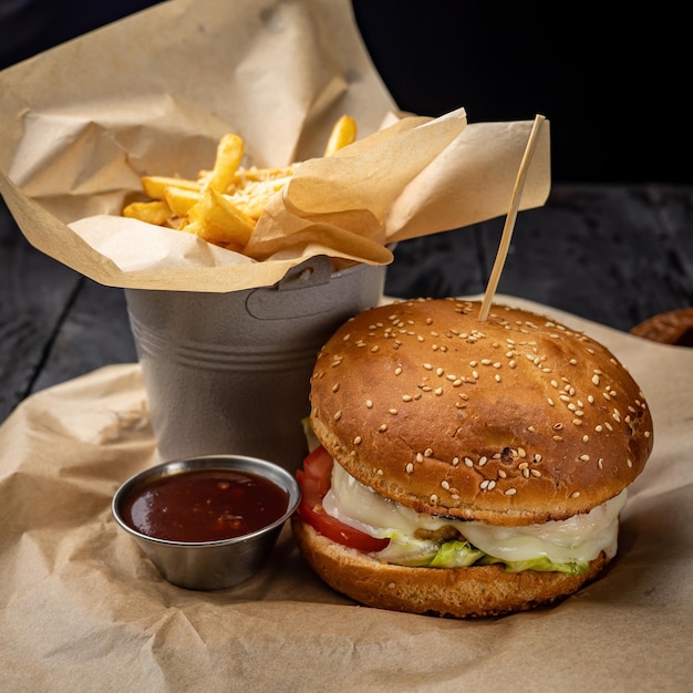 burger au poulet, fromage et laitue