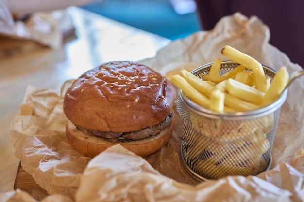 Burger aux champignons boulettes de viande tomate et laitue sur fond de bois gros plan