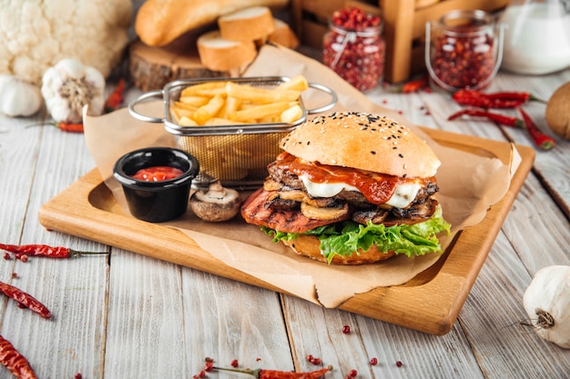 Burger aux champignons d'escalope de bœuf et jambon