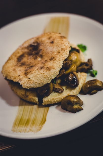 Burger aux champignons et poulet sur une assiette