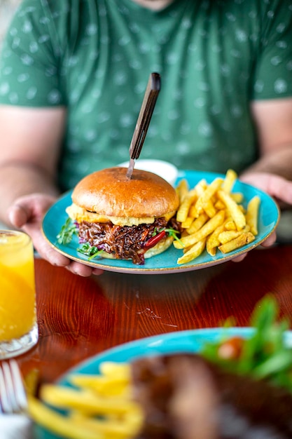 Burger aux côtes de porc effilochées sauce bbq.