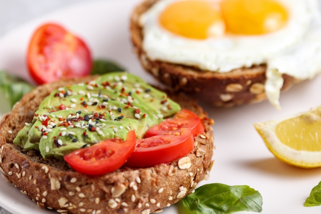 Burger à l'avocat. Pain grillé végétalien Sandwich santé