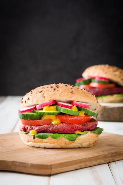 Burger de betteraves végétariennes sur table en bois blanc