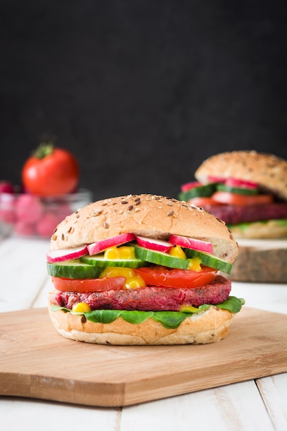 Burger de betteraves végétariennes sur table en bois blanc