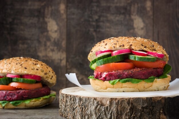 Burger de betteraves végétariennes sur table en bois