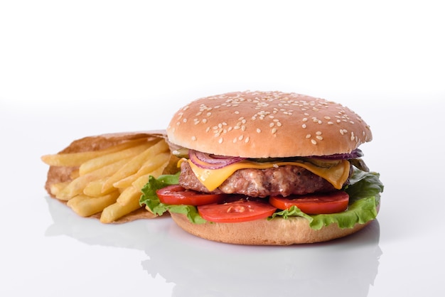 Burger de boeuf artisanal et frites sur fond blanc