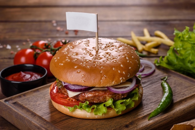 Burger de boeuf artisanal et frites sur fond noir