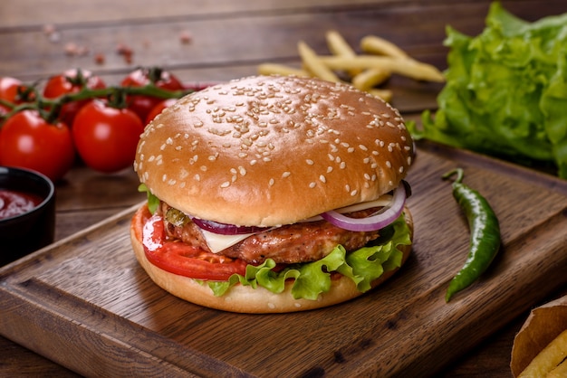 Burger de boeuf artisanal et frites sur fond noir