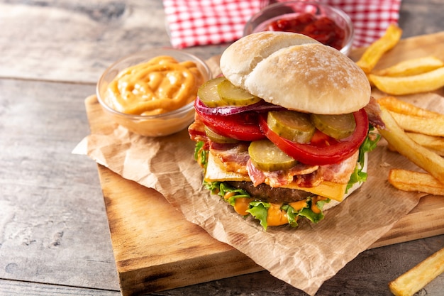 Burger de boeuf au bacon sur table en bois