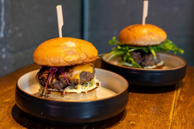 burger de boeuf au fromage et sauce sur assiette