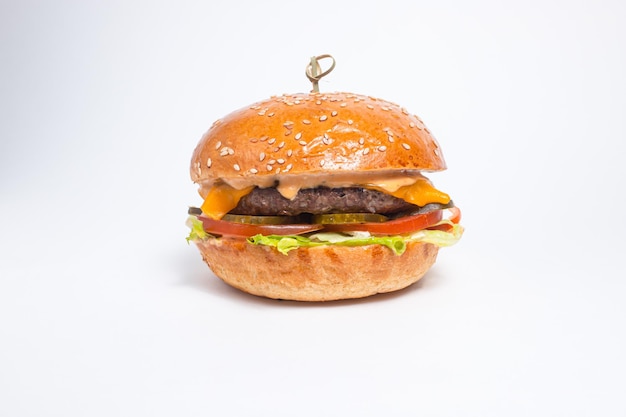 Photo burger de boeuf burger burger sur fond blanc