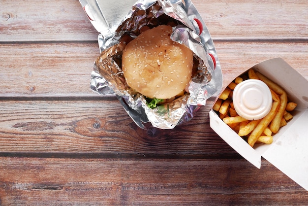 Burger de boeuf dans une boîte à emporter sur table