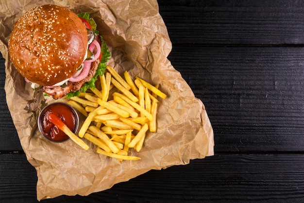 Photo burger de boeuf à emporter à angle élevé avec frites